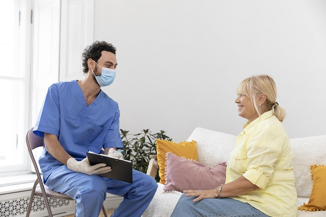 Doktor s pacientkou diskutují o nutriční výživě