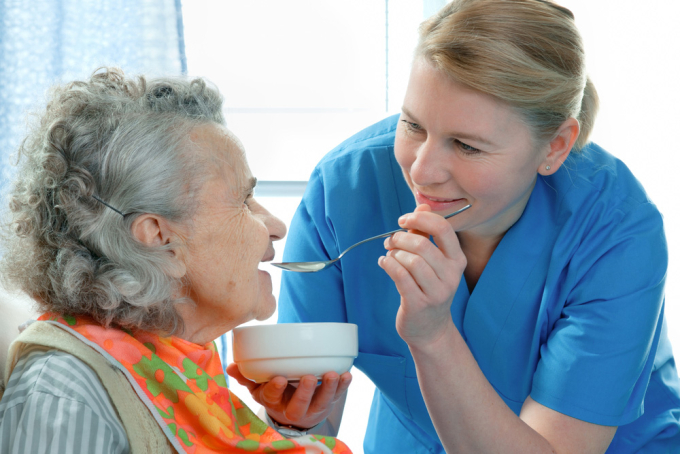 Sebeobsluha imobilních pacientů příjem potravy